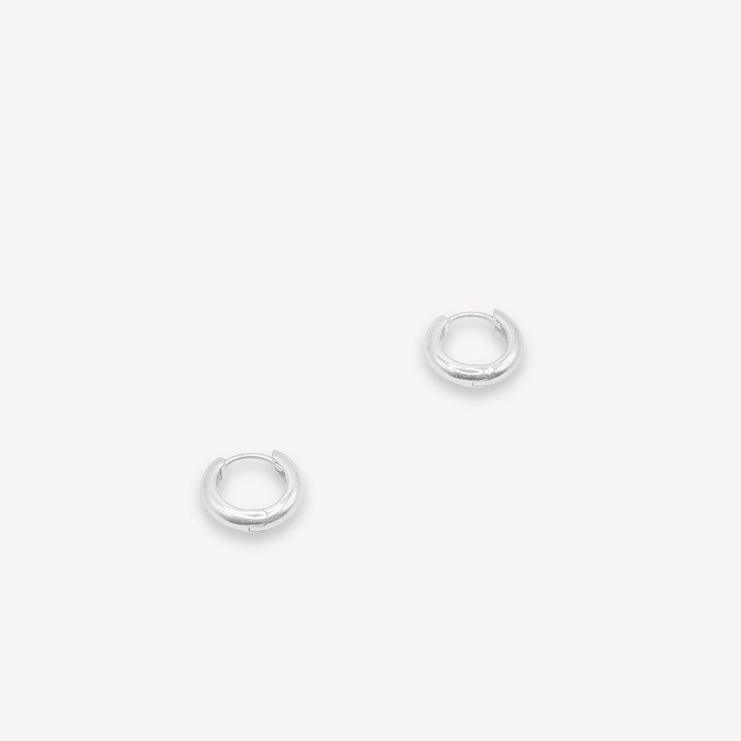 Petites boucles d'oreilles anneaux Huggie – Argent