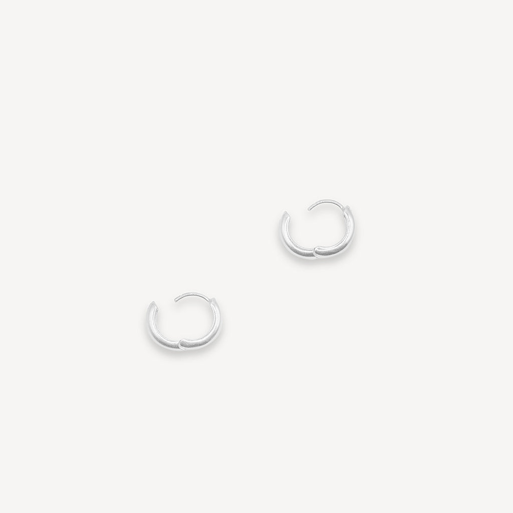 Petites boucles d'oreilles anneaux Huggie – Argent