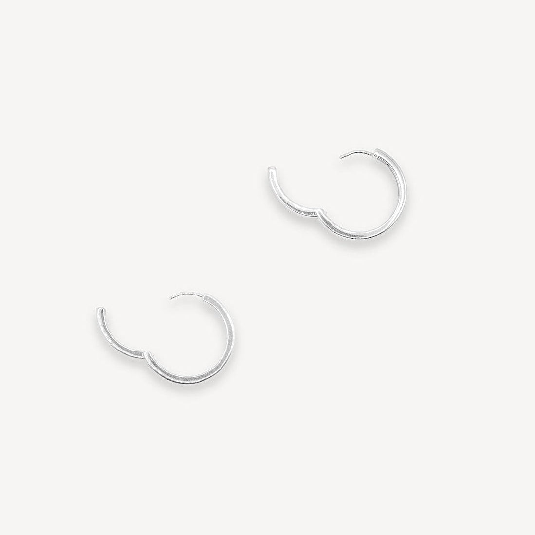 Grandes anneaux huggie - argent