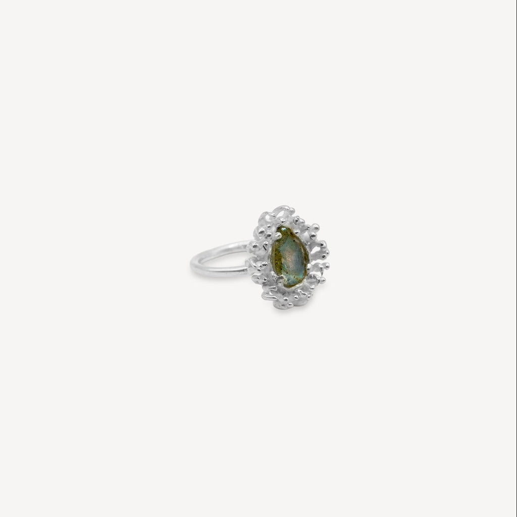 Bague en argent ornée d'une anémone et de labradorite