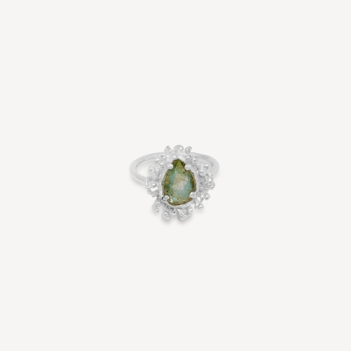 Bague en argent ornée d'une anémone et de labradorite