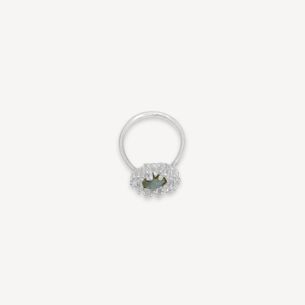 Bague en argent ornée d'une anémone et de labradorite