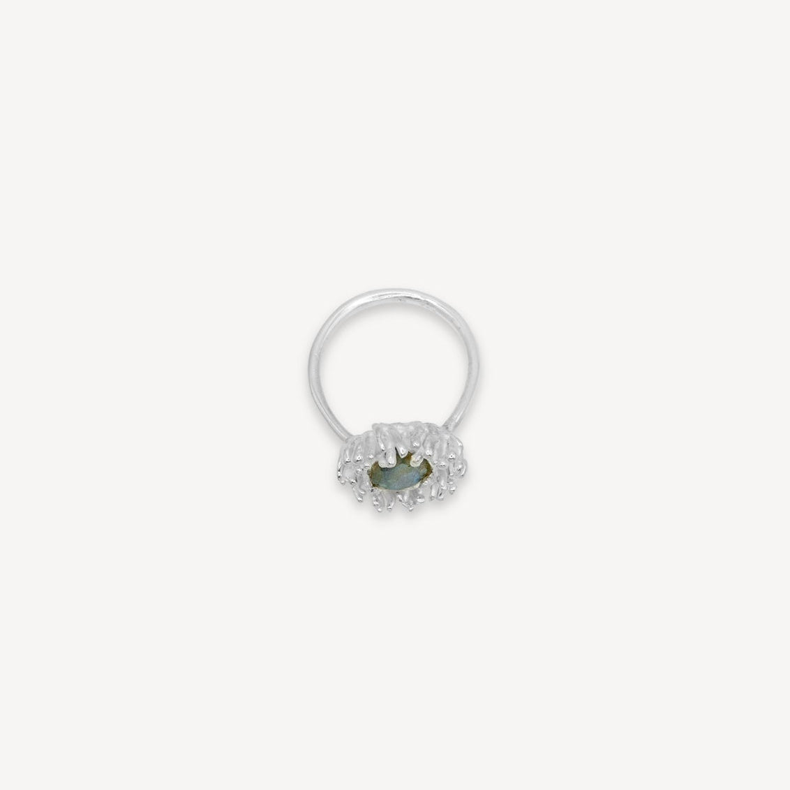 Bague en argent ornée d'une anémone et de labradorite