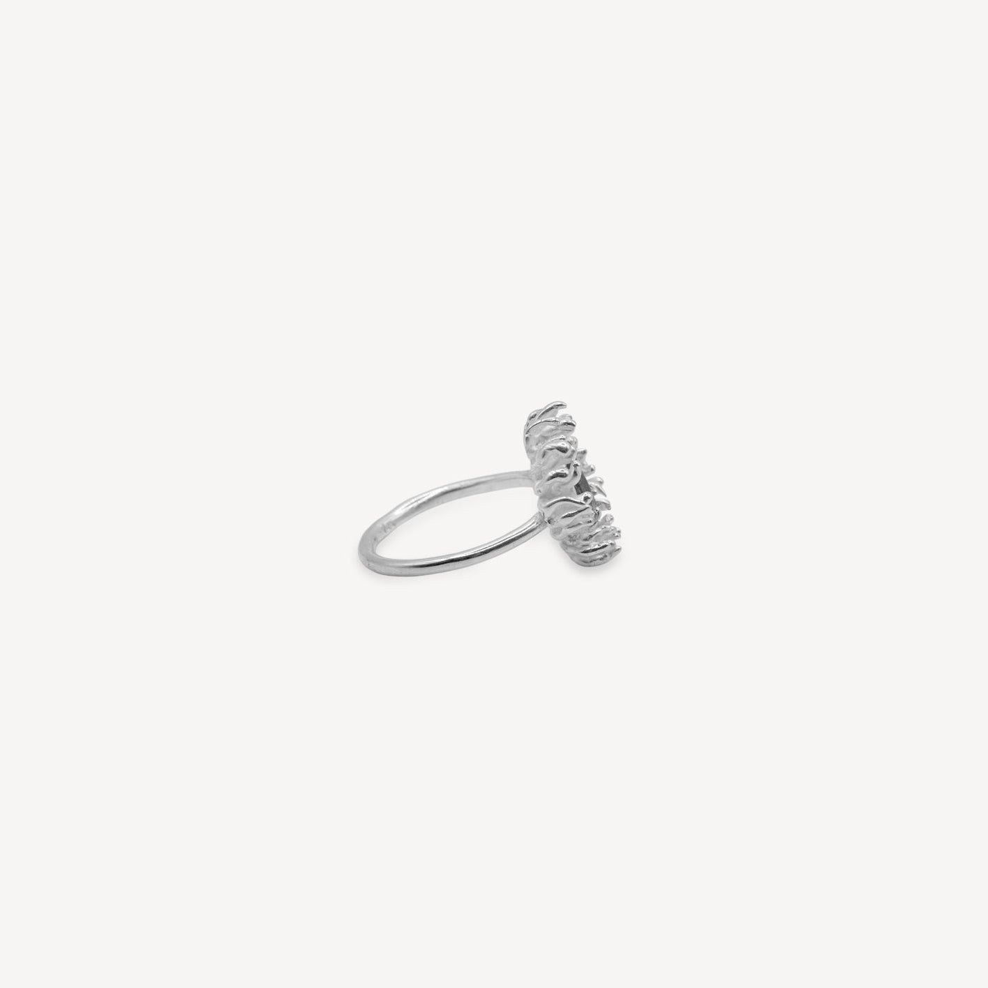 Bague en argent ornée d'une anémone et de labradorite