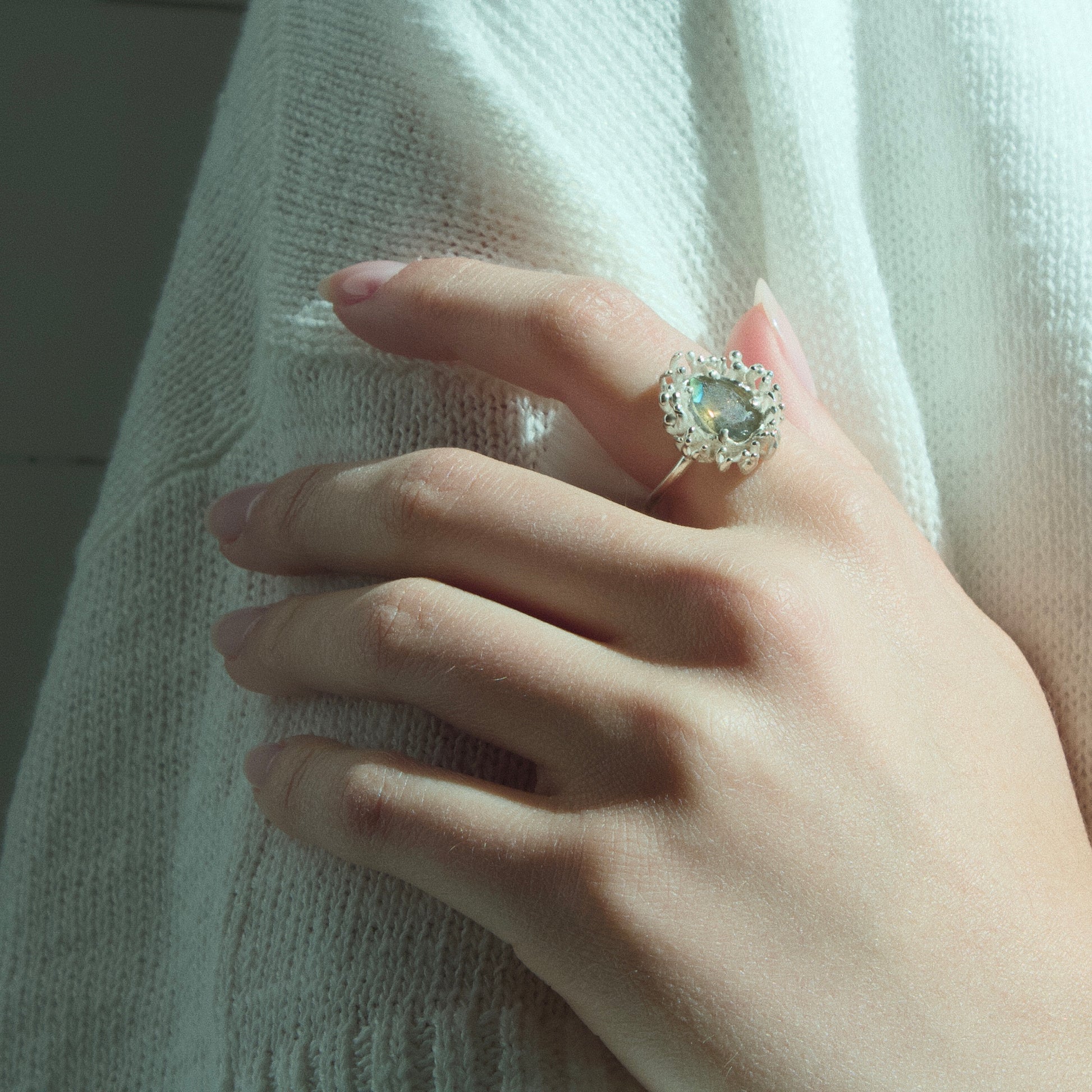 Bague en argent ornée d'une anémone et de labradorite